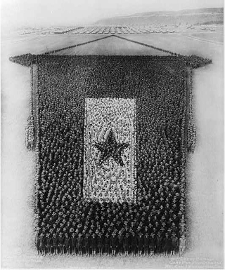 Illustration for article titled The Bizarre Phenomenon of Mass Photography